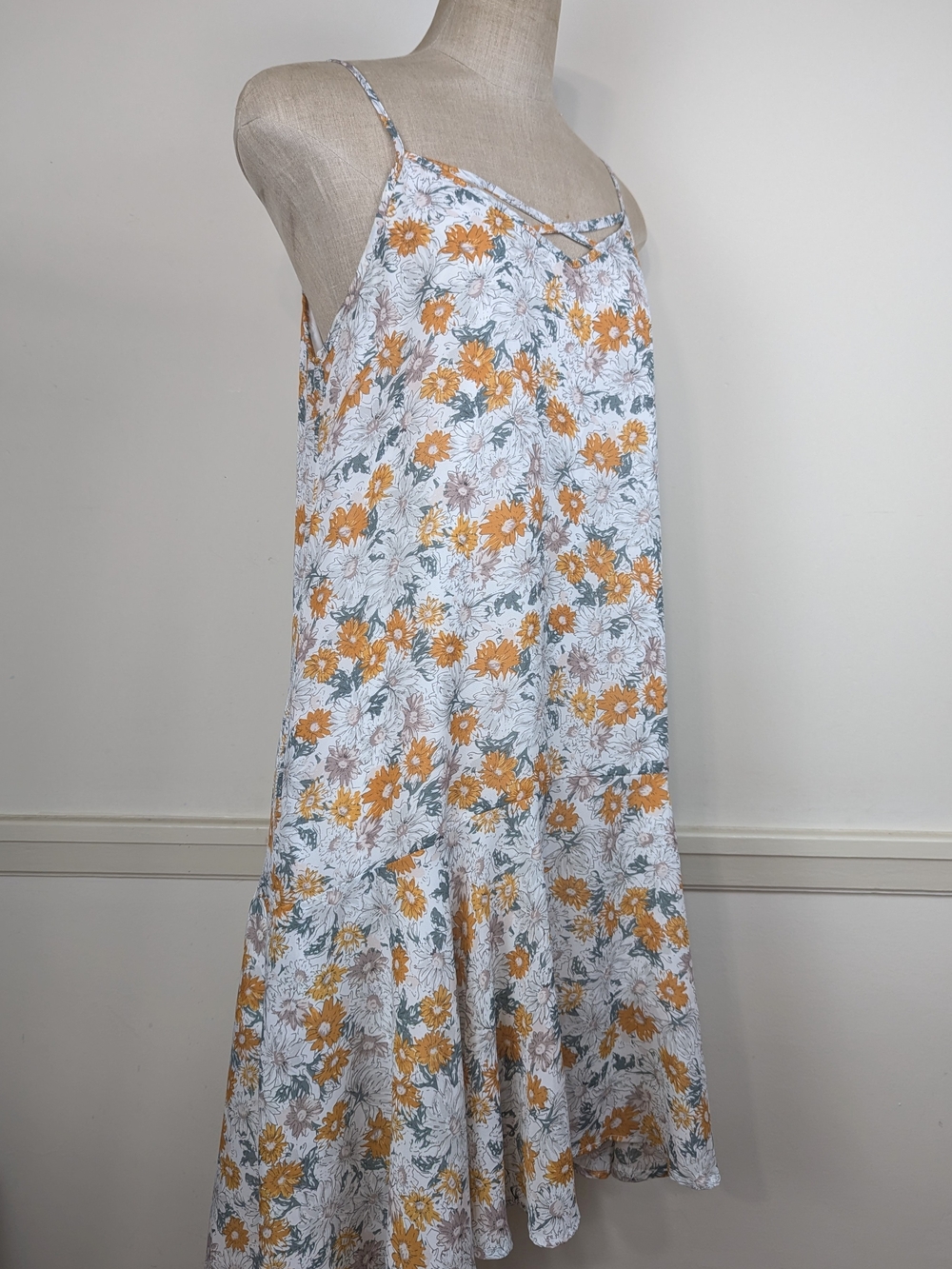 entro White 90s inspired Floral-Print Midi Dress with Drop Waist and Pockets!